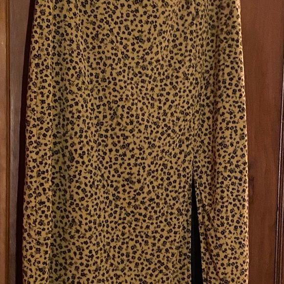 H&M Dresses & Skirts - H&M- Ladies knee length skirt